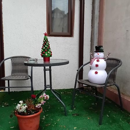 Aura'S West Accommodation Private Parking In Front Yard Bucureşti Exterior foto