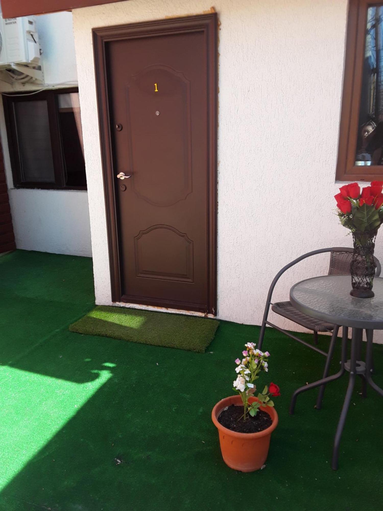 Aura'S West Accommodation Private Parking In Front Yard Bucureşti Exterior foto