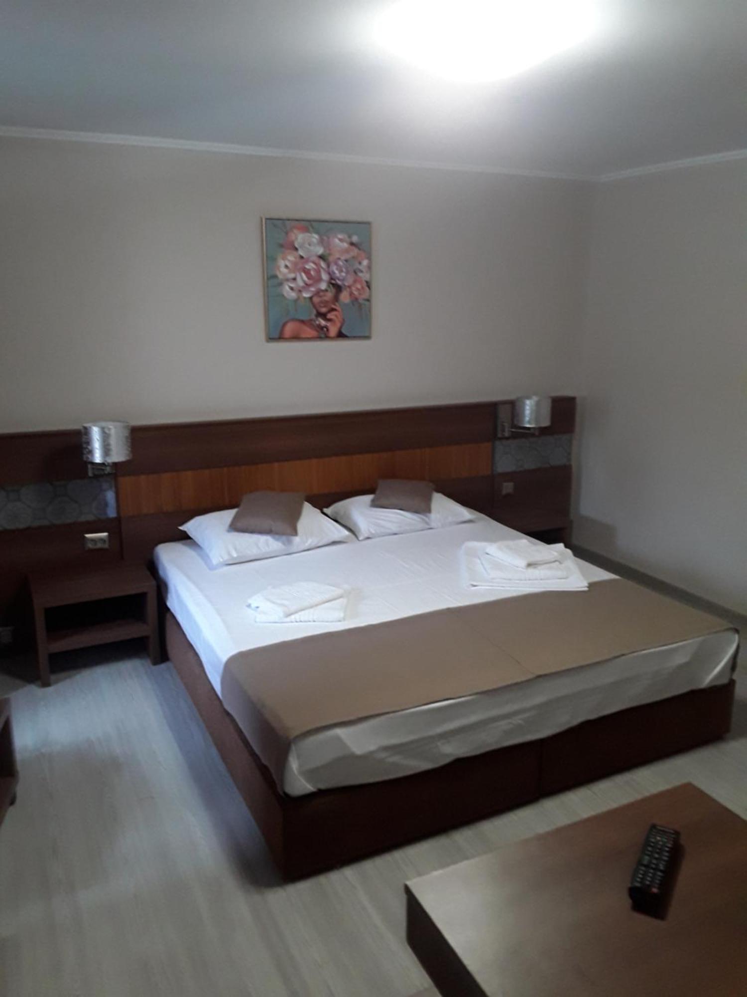 Aura'S West Accommodation Private Parking In Front Yard Bucureşti Exterior foto