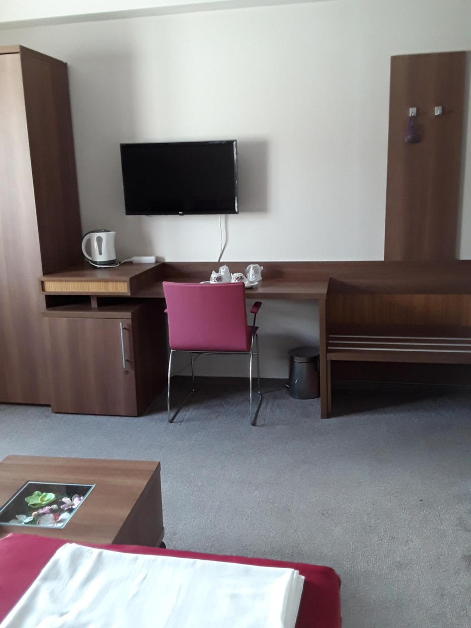 Aura'S West Accommodation Private Parking In Front Yard Bucureşti Exterior foto
