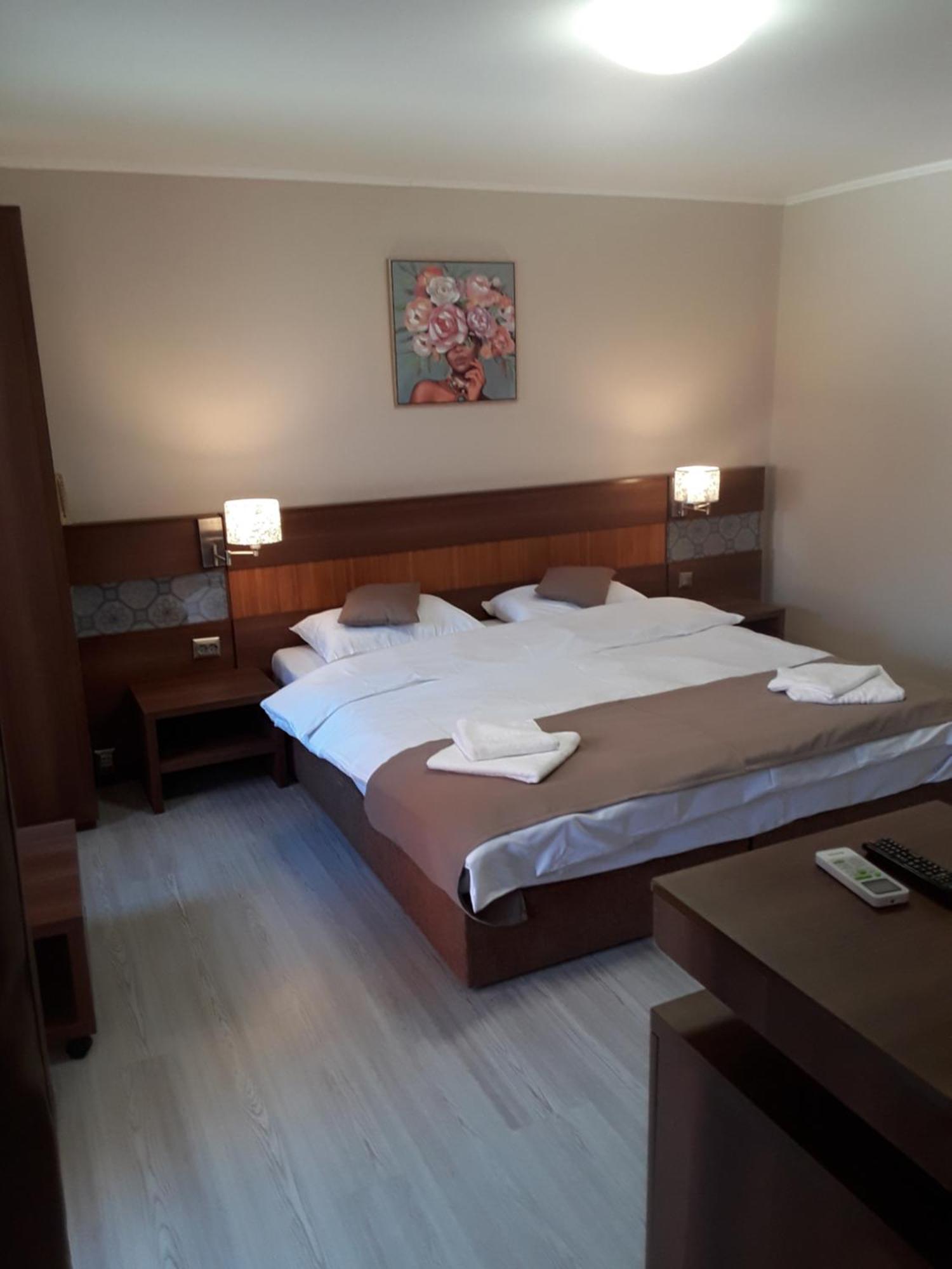 Aura'S West Accommodation Private Parking In Front Yard Bucureşti Exterior foto
