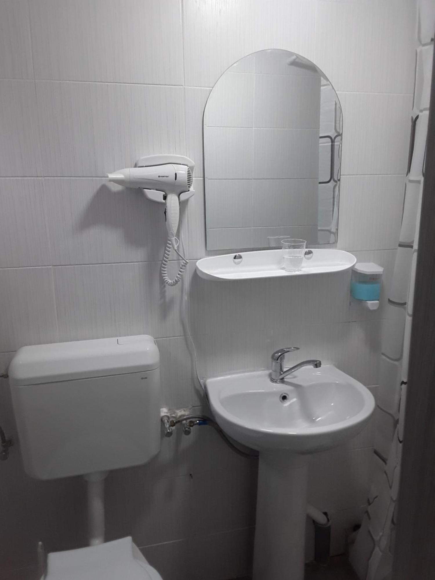 Aura'S West Accommodation Private Parking In Front Yard Bucureşti Exterior foto