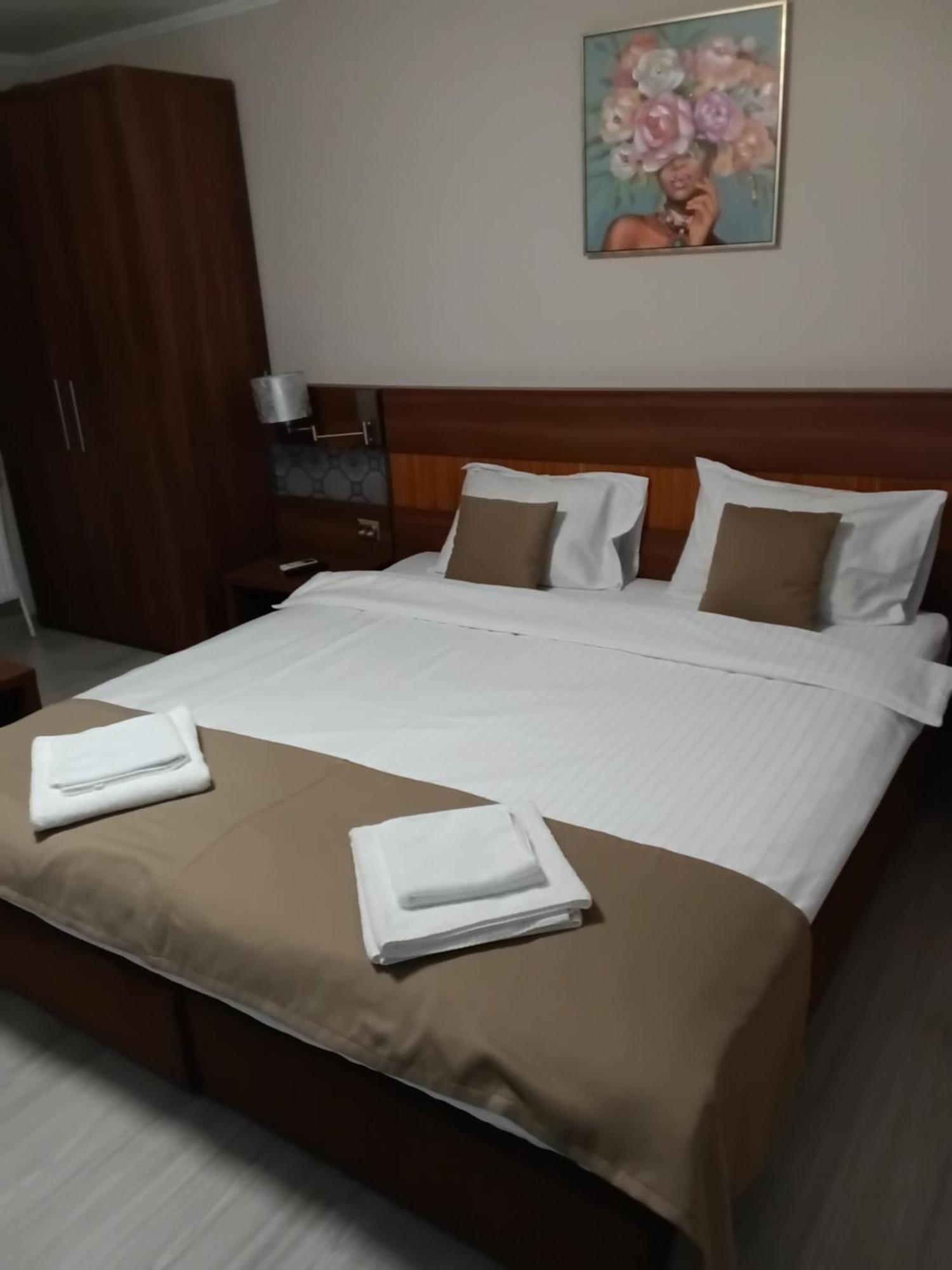 Aura'S West Accommodation Private Parking In Front Yard Bucureşti Exterior foto